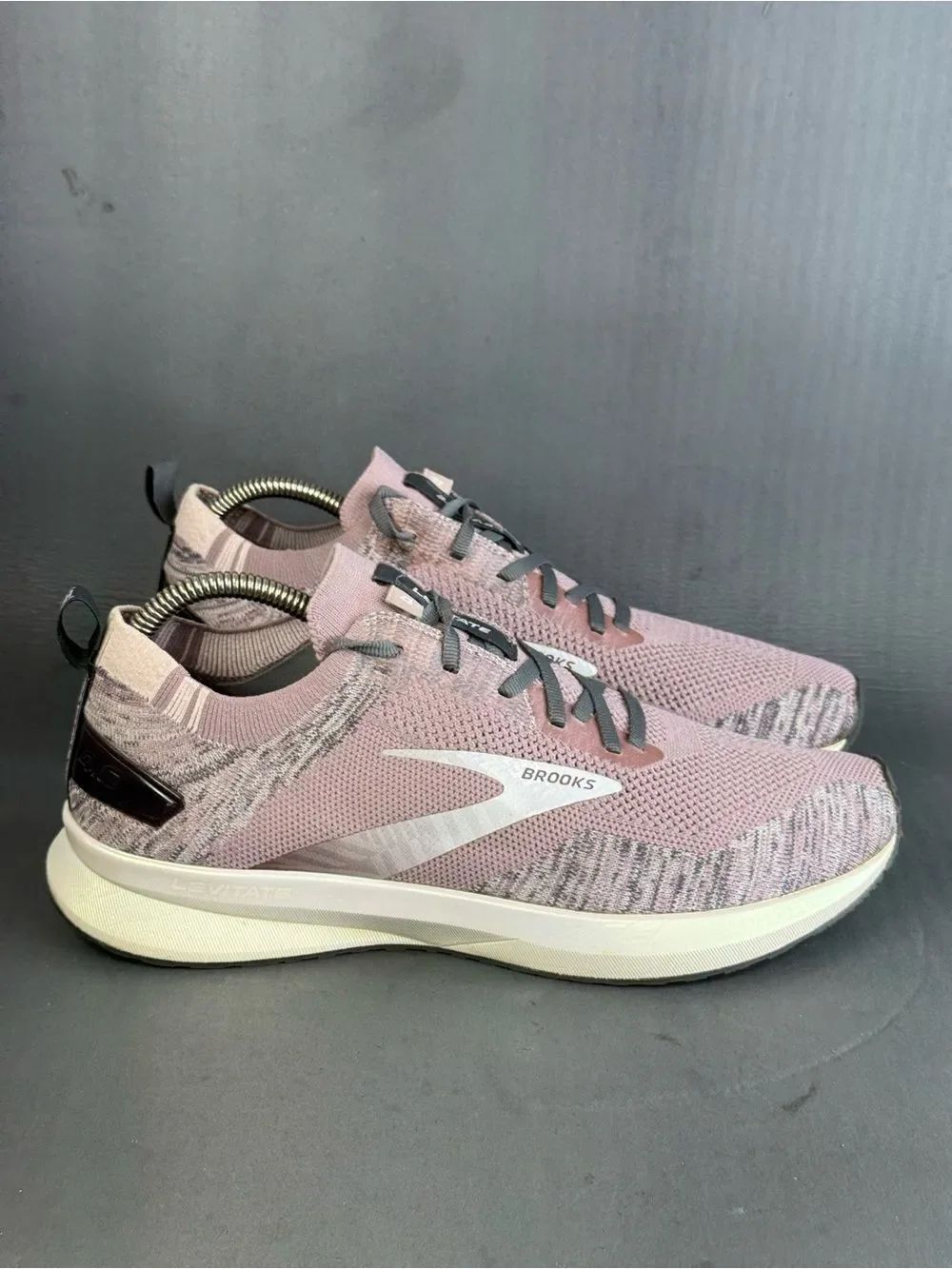 Brooks Levitate 4 women's athletic sneaker shoes size 11